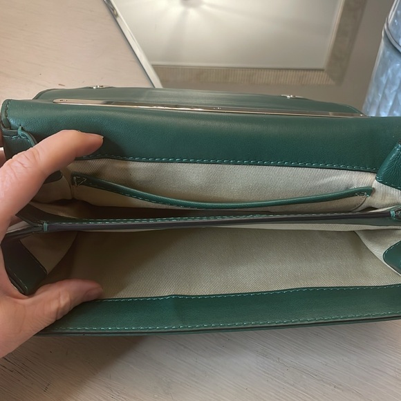 Valentino Garavani Va Va Voom green leather shoulder/crossbody bag w/ gold chain - Picture 7 of 16